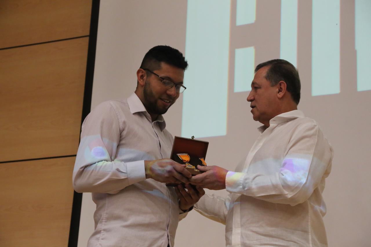 Condecoración en grado de Caballero, al maestro José Emiro Garzón. En este caso la recibió el hijo del gran escultor.